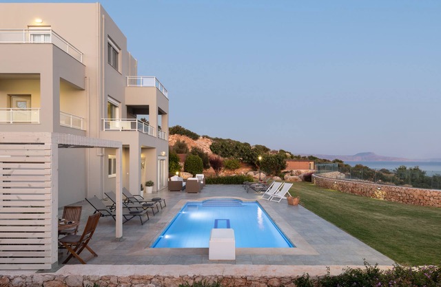 Villa Anemolia! Con piscina privada y jardín! Vistas únicas al mar! 1 km de la playa!