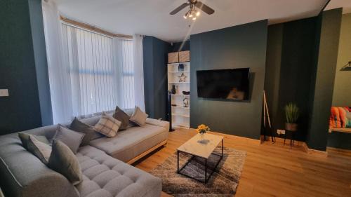 Anfield Luxe Retreat - Stylish Stay with Parking - Steps from Stadium - Short Drive to City Centre
