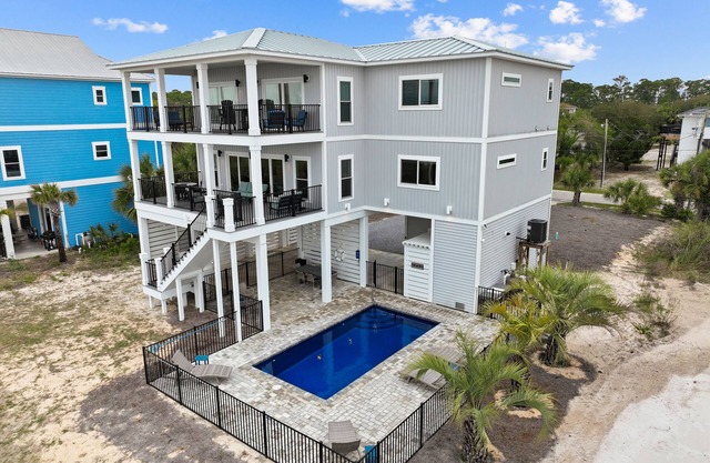 Angler's Nook: Stunning Beachfront Home, Private Pool, Pet-Friendly – Sleeps 12