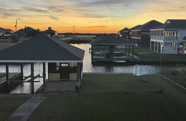 Angler Sunrise..Luxury House on water