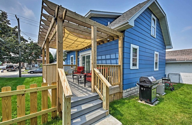 Cozy Two Rivers Home - ¡Camina hasta el lago Michigan!