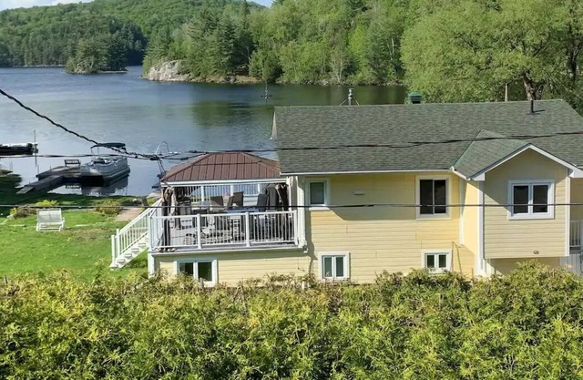 Anira's beautiful waterfront Cottage on TwinLake with Hot tub