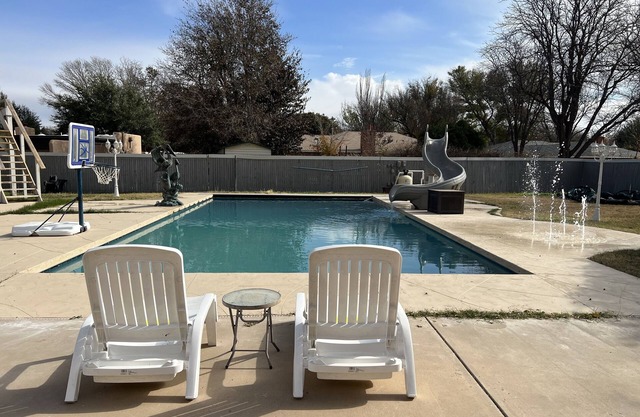 Anita’s Home, private pool and hot tub.