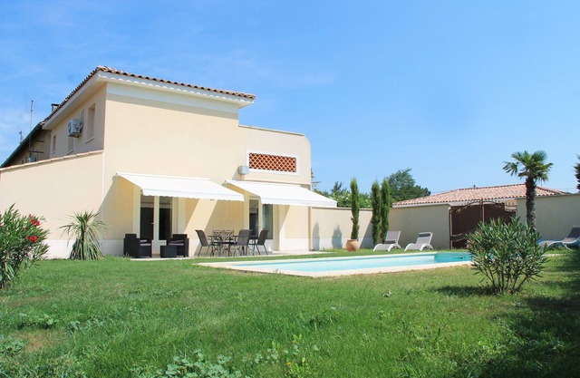Anexo de casa de campo provenzal con jardín y piscina privada climatizada