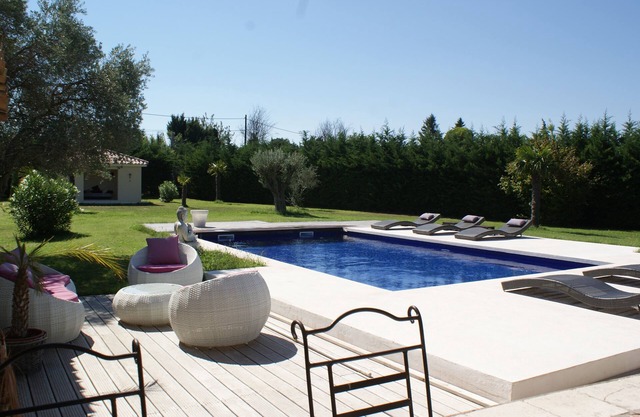 Anexo granja provenzal con piscina climatizada