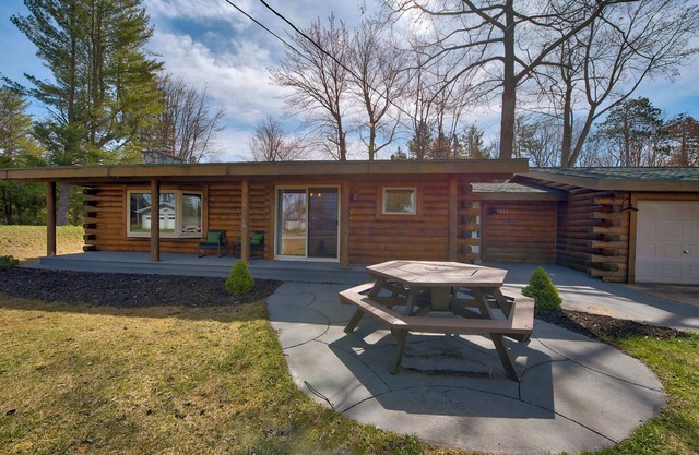 Anni's Cottage, Located seconds away from Mullet Lake with free Wi-Fi