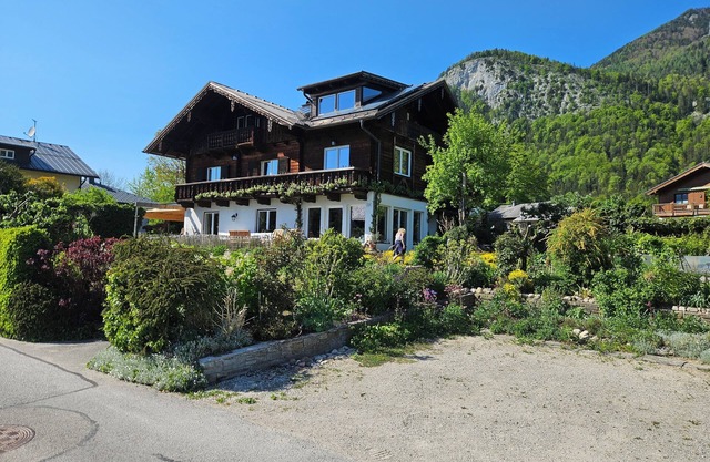 Anni's house in the garden with mountain and lake view