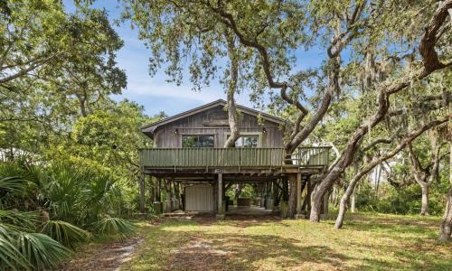 Annies Treehouse A Cozy Canopy Getaway in Cedar Key