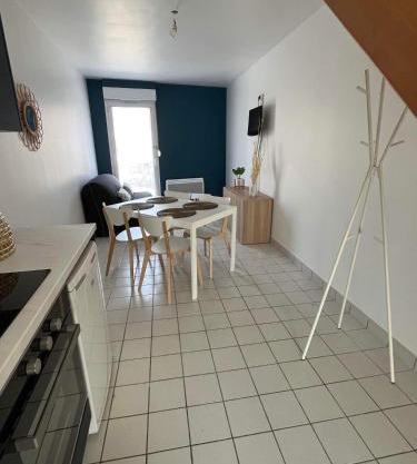 Anselme, F2 duplex avec cour commune et proche de la mer ,2