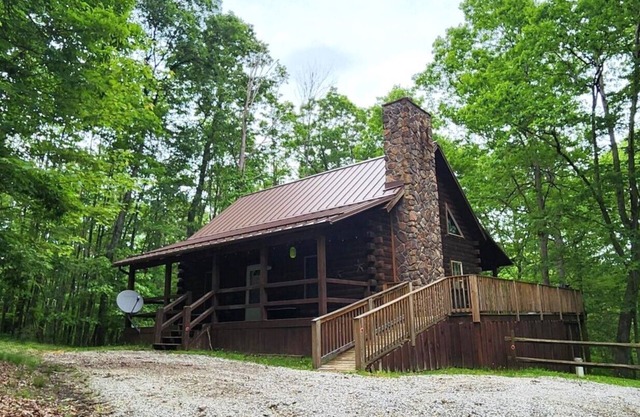 Anson's Ridge: Log home in the woods w/hot tub, near Hocking Hills- Sleeps 12