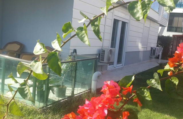 Antalya/konyaaltı. liman mh. kiralık daire 1+1 bahce katı