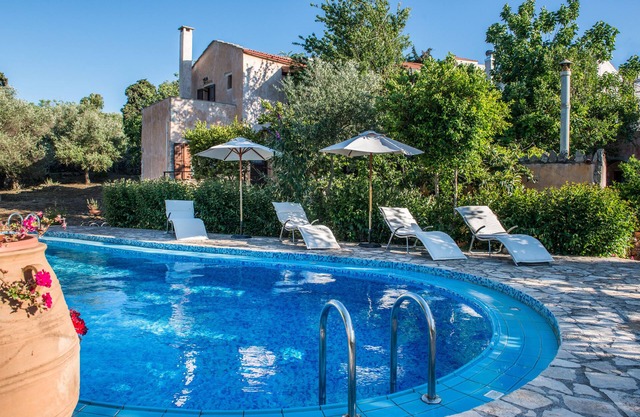 Pensiones en Antheia. Tres casas en un gran jardín con piscina.