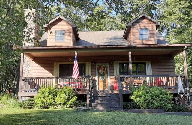 Amazing 2 bedroom cabin with a screened in back porch!