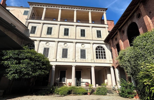Obra maestra de Antonelli de la arquitectura 1800, cerca de lagos y colinas del vino