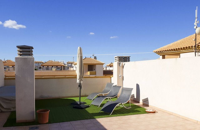Ap. Elisa: ¡Ático moderno, 2 dormitorios / 1 baño con terraza en la azotea!