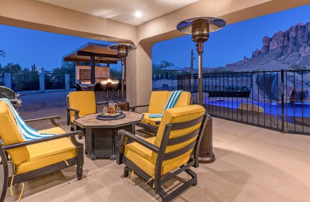 Apache Junction: LUX, Pool, Spa, TVs ALL BRs, Fire Pit, AMAZING MT VIEWS, Studio, 5 Bikes