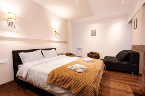 Apart Meidani - Stylish Old Town Apartment with Balcony & Synagogue View