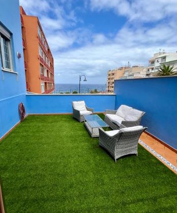 Apartamento a pie de playa con una amplia terraza