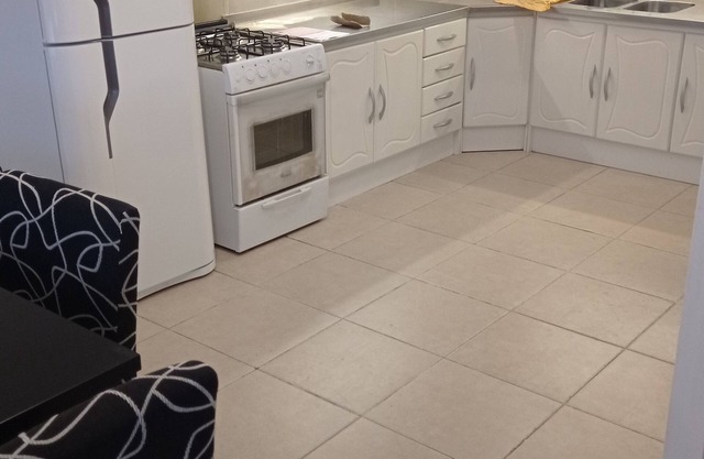 Apartamento cómodo, con vista a la montaña y la bahía.