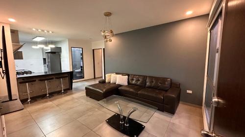 Apartamento con acabados modernos