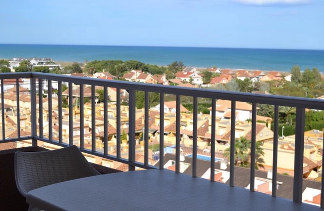 Apartamento Con Preciosas Vistas Al Mar,WIFI y piscina de temporada