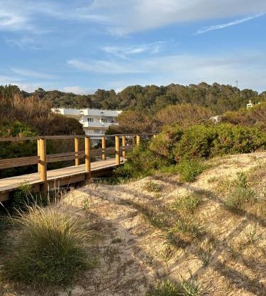 Apartamento con piscina y delante de la playa