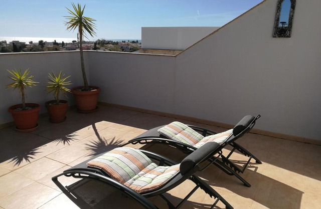 Apartamento con piscina y terraza con vista al mar