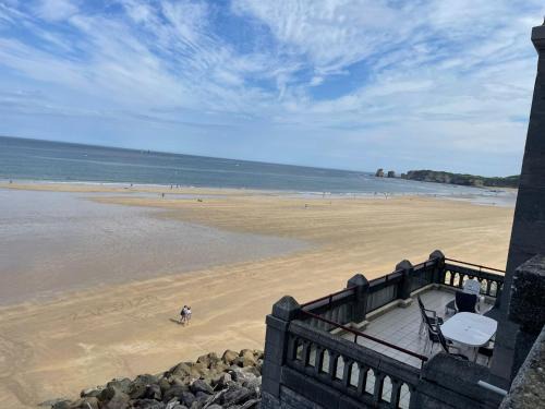 Apartamento con terraza sobre el mar