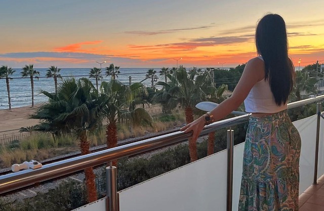 Apartamento con vistas al mar y piscina