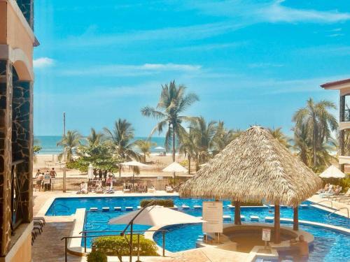 Apartamento de Lujo en Playa Jacó, Frente al Mar, Wifi, AC, Parqueo Privado y Piscinas