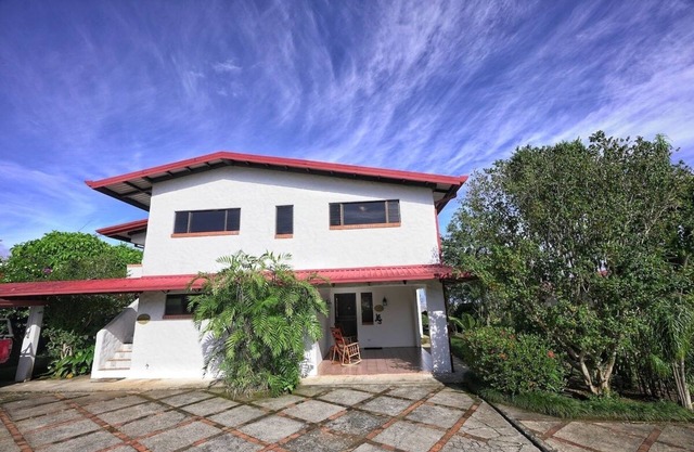 Modern Cliff-Side Apartment Overlooking SanJose 20 min al aeropuerto! Alajuela