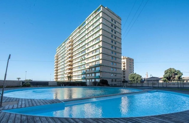 Apartamento em Frente à Praia em Condomínio com Piscina