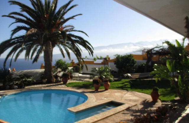 Apartamento en zona residencial con vistas al mar.