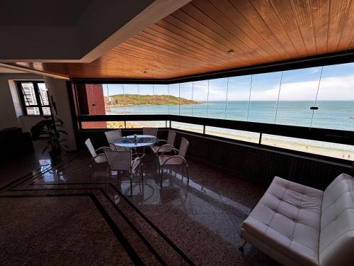 Apartamento Espaçoso com Vista Fabulosa para o Mar