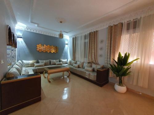 Apartamento Fnideq, familia, bienestar y mercado