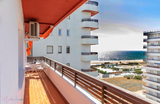 Apartamento nuevo junto a la playa , vistas al mar