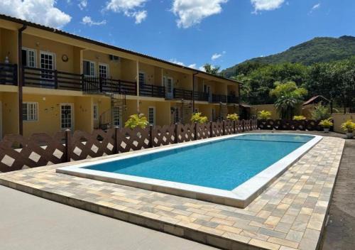 Apartamento próximo a Maranduba, local com piscina