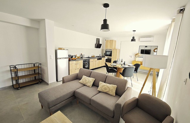 Apartment "A Santa" sleeps 4, pool, gym, games 10min from beaches