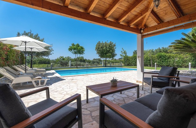 Apartman Lucija with private pool