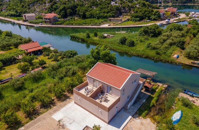 Apartmani Mostina near river