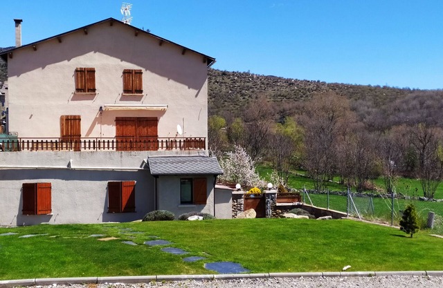 Apartamento en Agoustrine, Llivia, con vistas la rio.