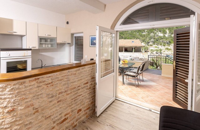 Apartments Serzane (98861-A4) - Zastrazisce - island Hvar