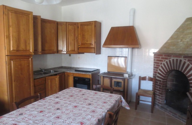 Apartamento en una casa de campo con jardín rodeado de vegetación.