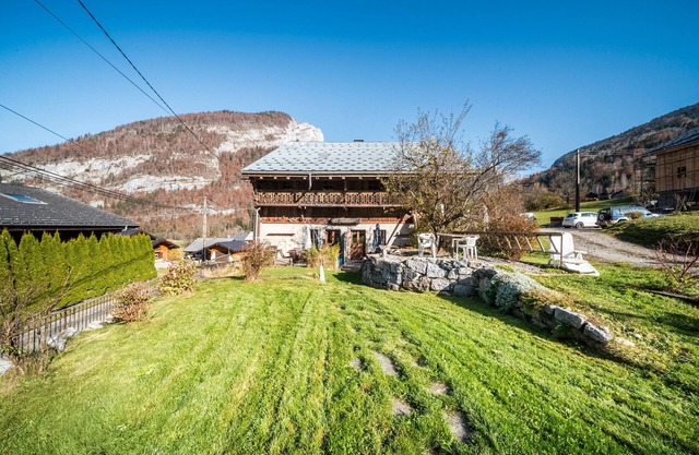 Apartamento '110 M2 Rénovés Dans Ancienne Ferme' con vistas a la montaña, terraza privada y Wi-Fi