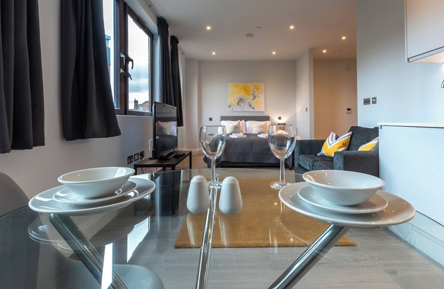 Apartment 12 at Kingsbridge House *Heathrow*Thorpe Park*Free Parking*