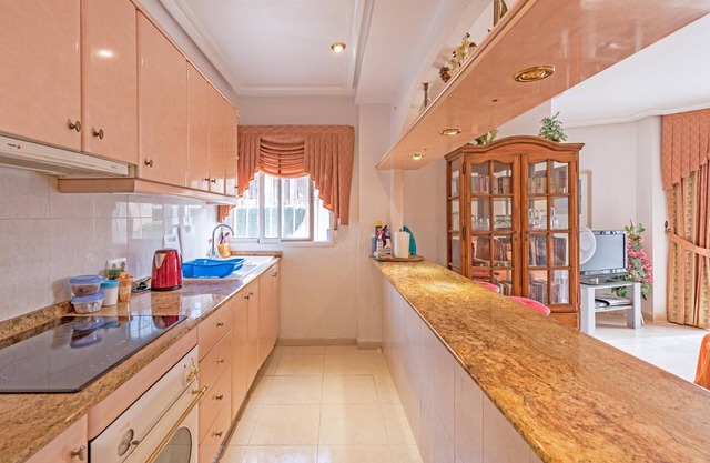 Apartamento de 5 estrellas en Alicante con piscina y jardín privados, Wi-Fi, Sky TV y Netflix
