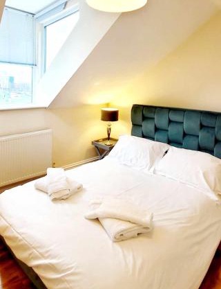 Apartment 5 - two bedroom luxury apartment close to town, mainline rail & theatre stylish and comfortable