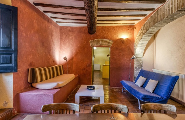 Apartamento 'Apartaments Can Gibert - Muralla' con jardín compartido, balcón y Wi-Fi
