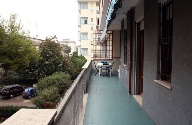 APARTAMENTO EN LIDO DI FERMO -70 m. del MAR-1 ° PISO-GARAJE-N. 2 GRANDES TERRAZAS