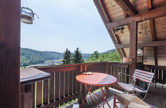 Apartamento 'Adlerhorst' con vistas a la montaña y balcón